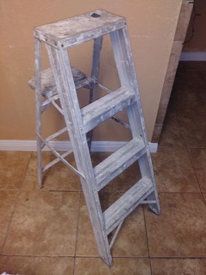 Photo 4 ft aluminum step ladder