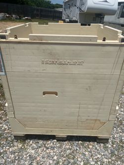 Plastic foldable crates