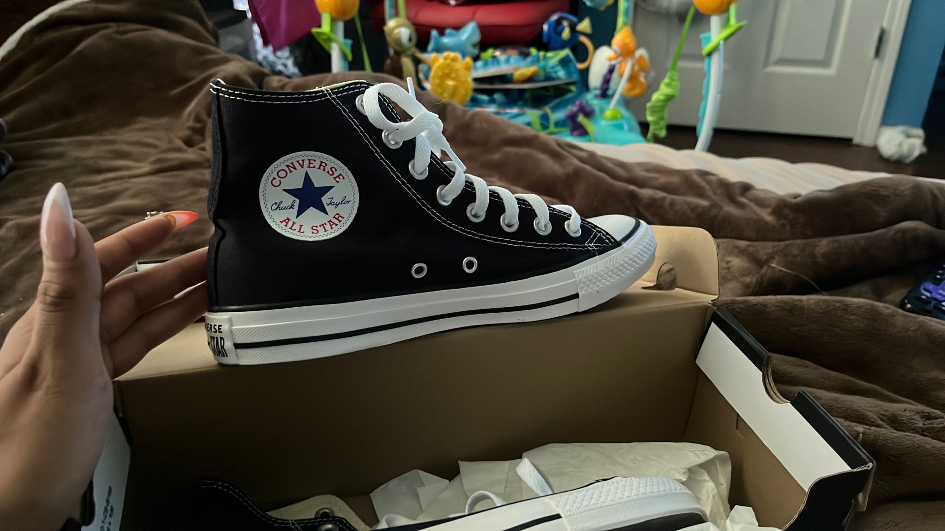 Brand New Converse WOMENS 8.5 MENS 6.5