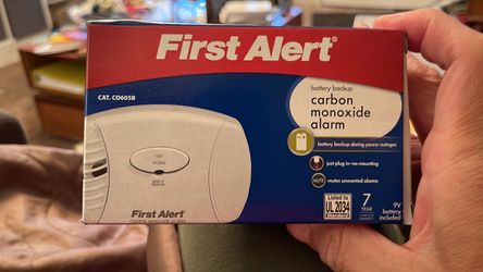 Lot of approximately 60 First Alert plug-in carbon monoxide alarms. Model: First Alert / BRK CAT. CO605B