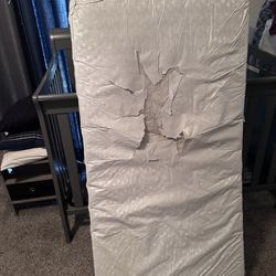 RIPPED Crib bed / toddler bed