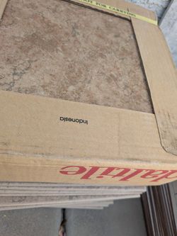 Free tile of different colors and sizes. Natural granite there are 15 pieces of  12x12, daltile are 45 pieces of 12x12, and eufacsa are 27 pieces of 1
