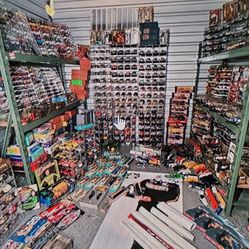 
Huge 1:24 Diecast Car Collection - 300+ Pieces with Display Cases