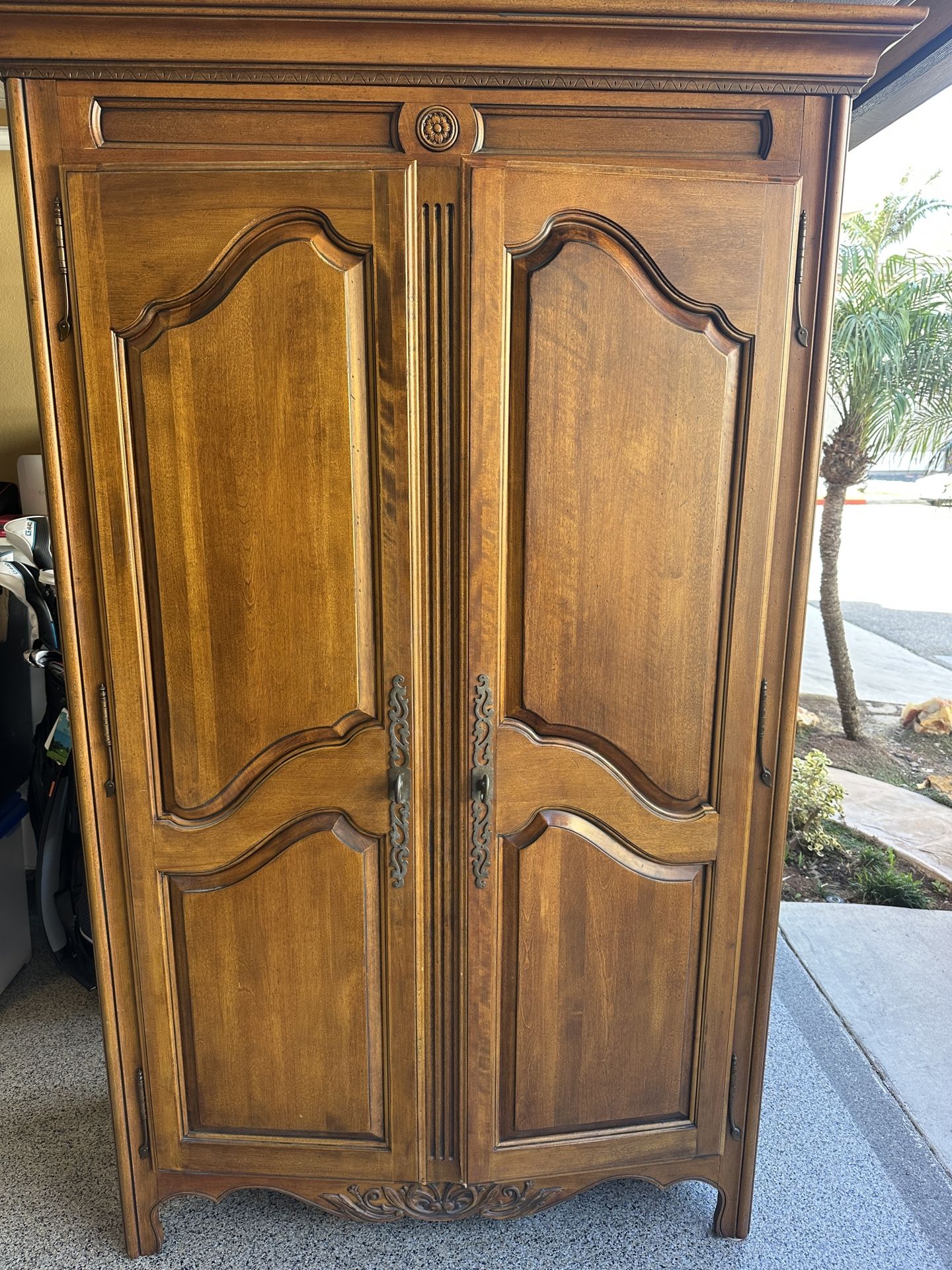 Armoire Ethan Allen country french Armoire