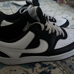 Nike Women’s Low Dunks (Pandas) size 9