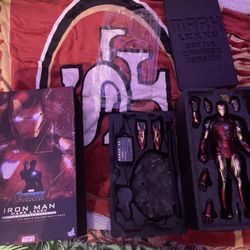 Hot Toys Battle Damaged Iron Man Figure 