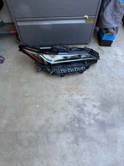 Toyota venza 2021-2024 headlight passenger side