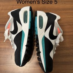 Womens Air max Correlate Size 5
