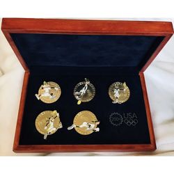 New Disney 2004 Disney Olympics Goofy Gold Medal  Pin Set 5.  Wood Boxed Set   Rey rare Olympic Rings with Goofy KS 