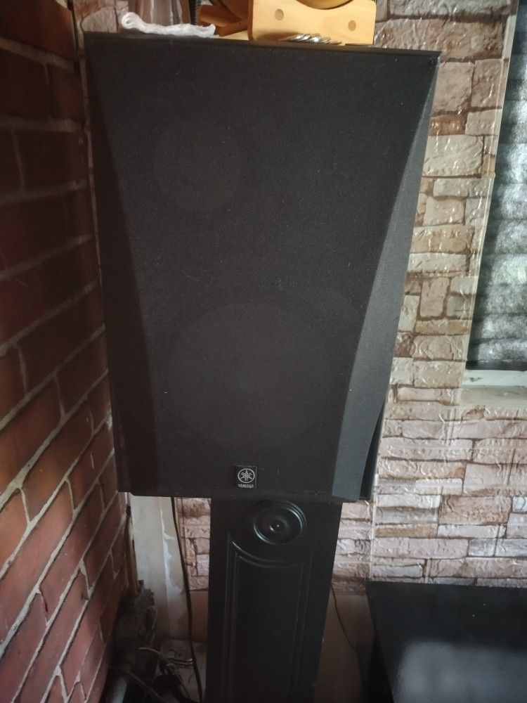 8 In Yamaha Speakers Very Loud Great Condition And Receiver