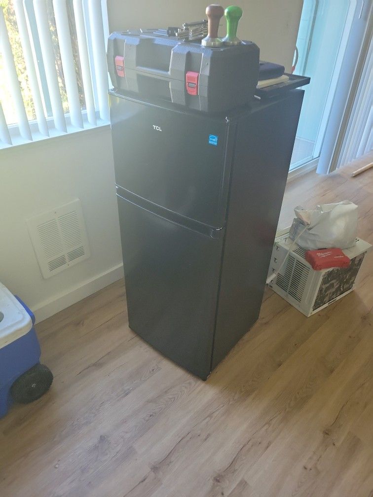 Mini Fridge And Freezer Brand New Worth 200$