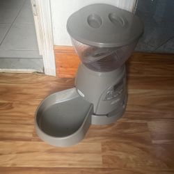 $25 - Automatic Dry Food Cat Feeder