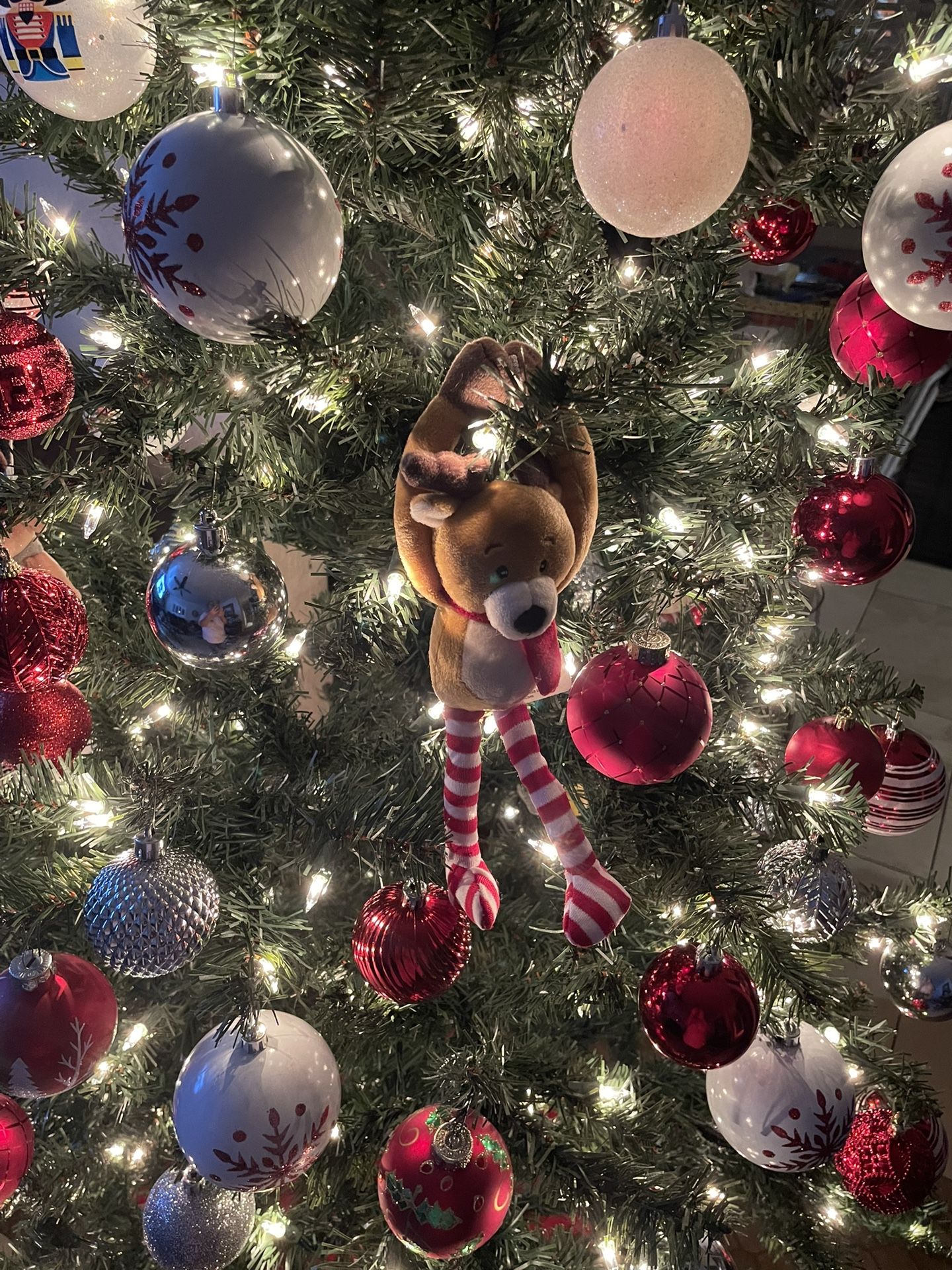 Pre-lighted Christmas tree 6.5 feet. 120 ornaments 