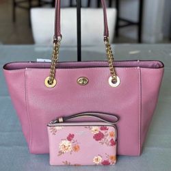 Coach Turnlock Chain Tote with Wristlet/set Coach  (NOT an Outlet Bag). Firm Price/Precio Firme