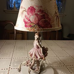 REALLY NEAT LOOKING  GIRLS LAMP  20 INCHES TALL 