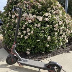 FOLD-UP ELECTRIC SCOOTER