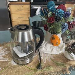 Chefman Electric Glass Kettle, never used out of box like new. Fast Boiling W/ LED Lights, Auto Shutoff & Boil Dry Protection, Cordless Pouring, BPA F