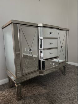 Mirrored dressor