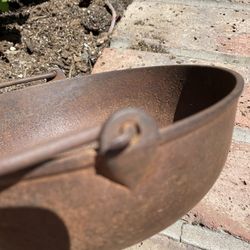 Cast Iron Scotch Pot With gate mark 