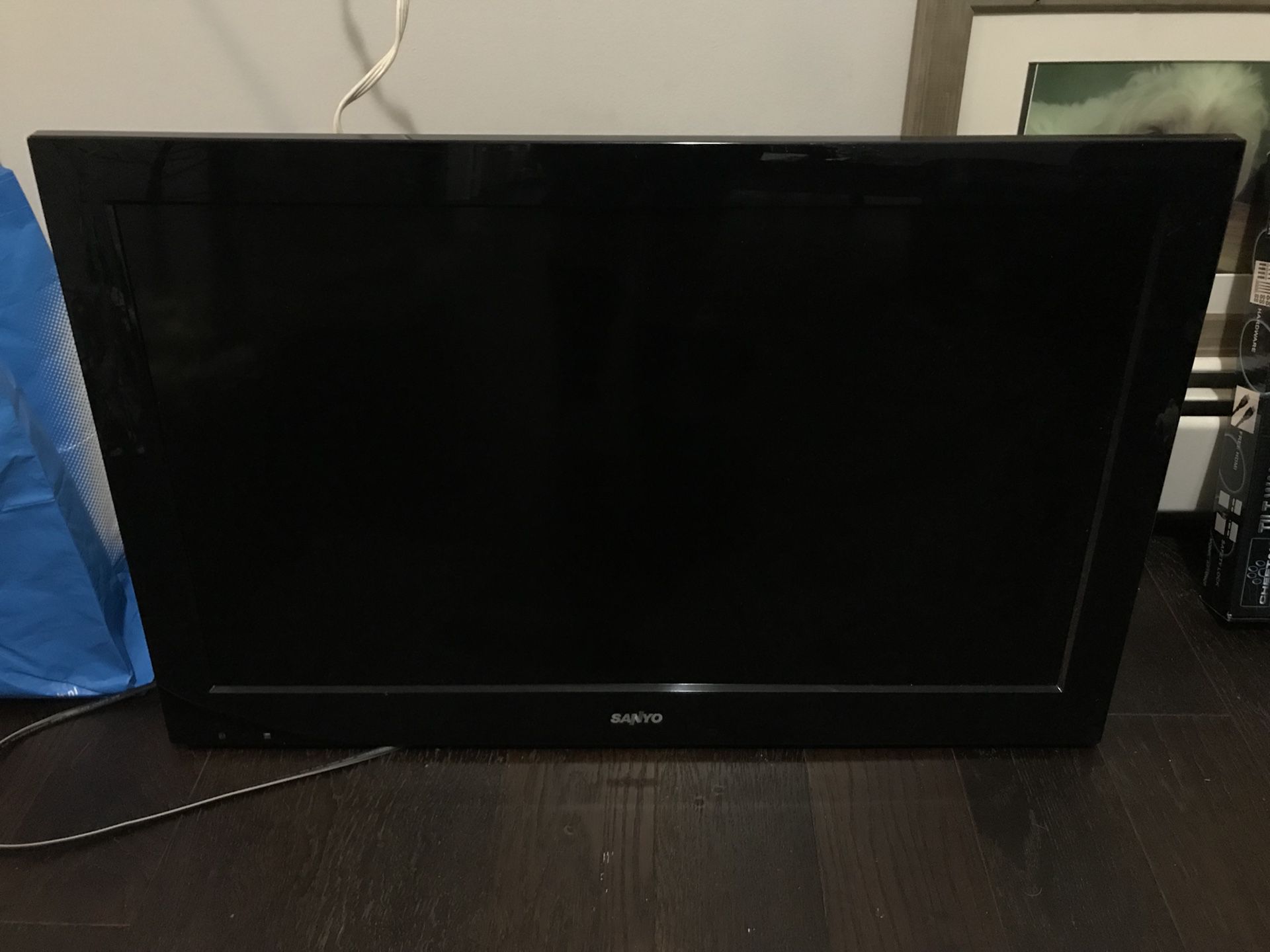 32 inch tv with wall mount included