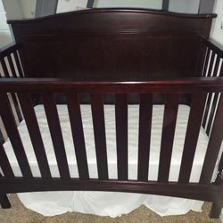 Crib with mattress and sheets