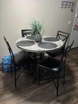 Round dining table