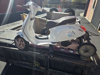 Disney Princess Vespa Electric Toy Scooter (NEW BATTERY!!!)