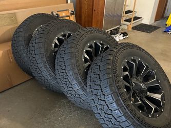 35x12.50R20 Kenda Klever R/T2 Tires & Fuel Wheels — Set of 4