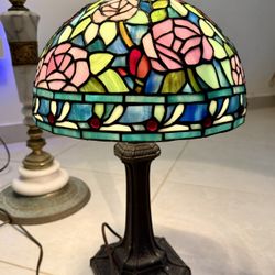 Tiffany-Style Stained Glass Table Lamp – Floral / Lámpara de Vidrio Tiffany