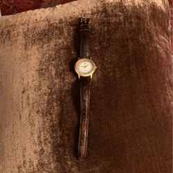 Classy Vintage Perry Ellis Womens Leather Band Watch 