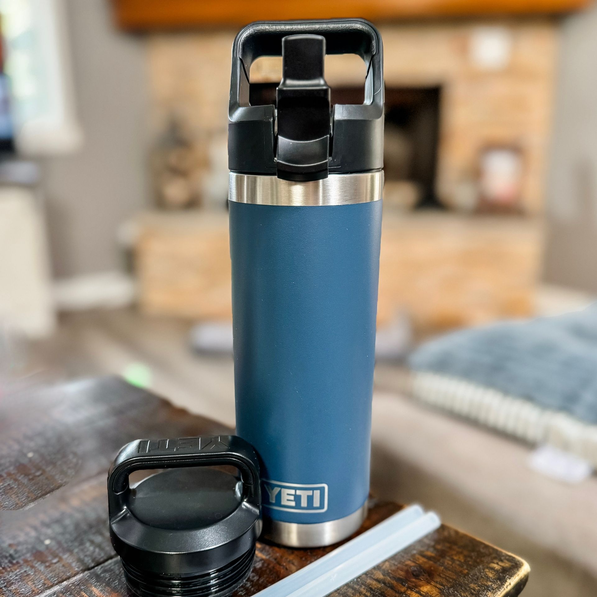 YETI 18 OZ NAVY RAMBLER WATER BOTTLE W/ BLACK STRAY CAP & OPEN CHUG CAP (not sold anymore with bottles)๐