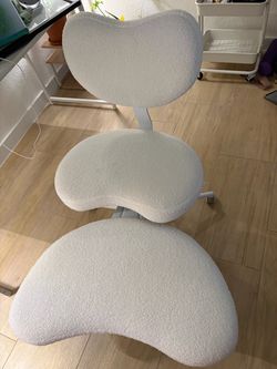 Ergonomic Cross Legged Chair with Wheels,