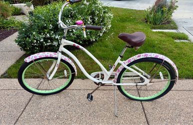 Three speed beach cruiser bicycle