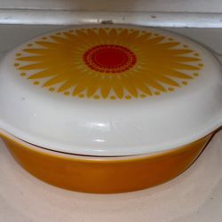 Pyrex 1.5 Qt Daisy Casserole Dish