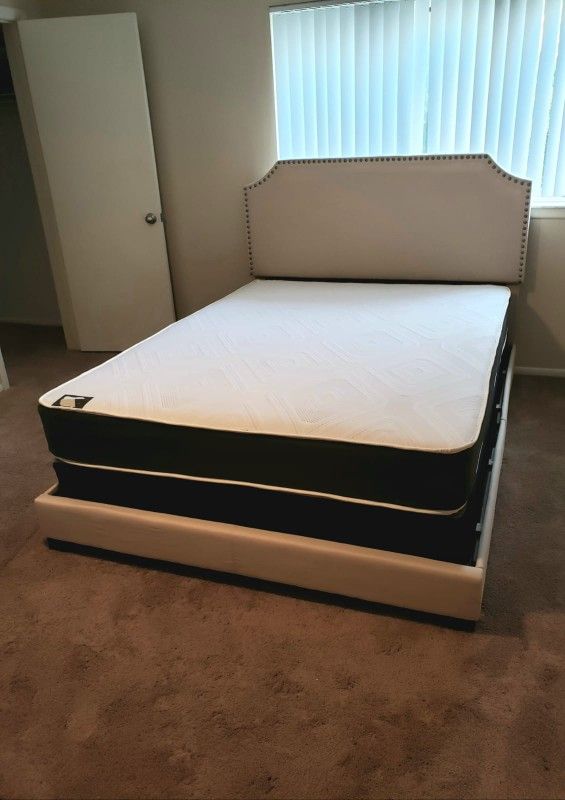 NEW Queen MATTRESS and BOX SPRING. Bed frame not included👍