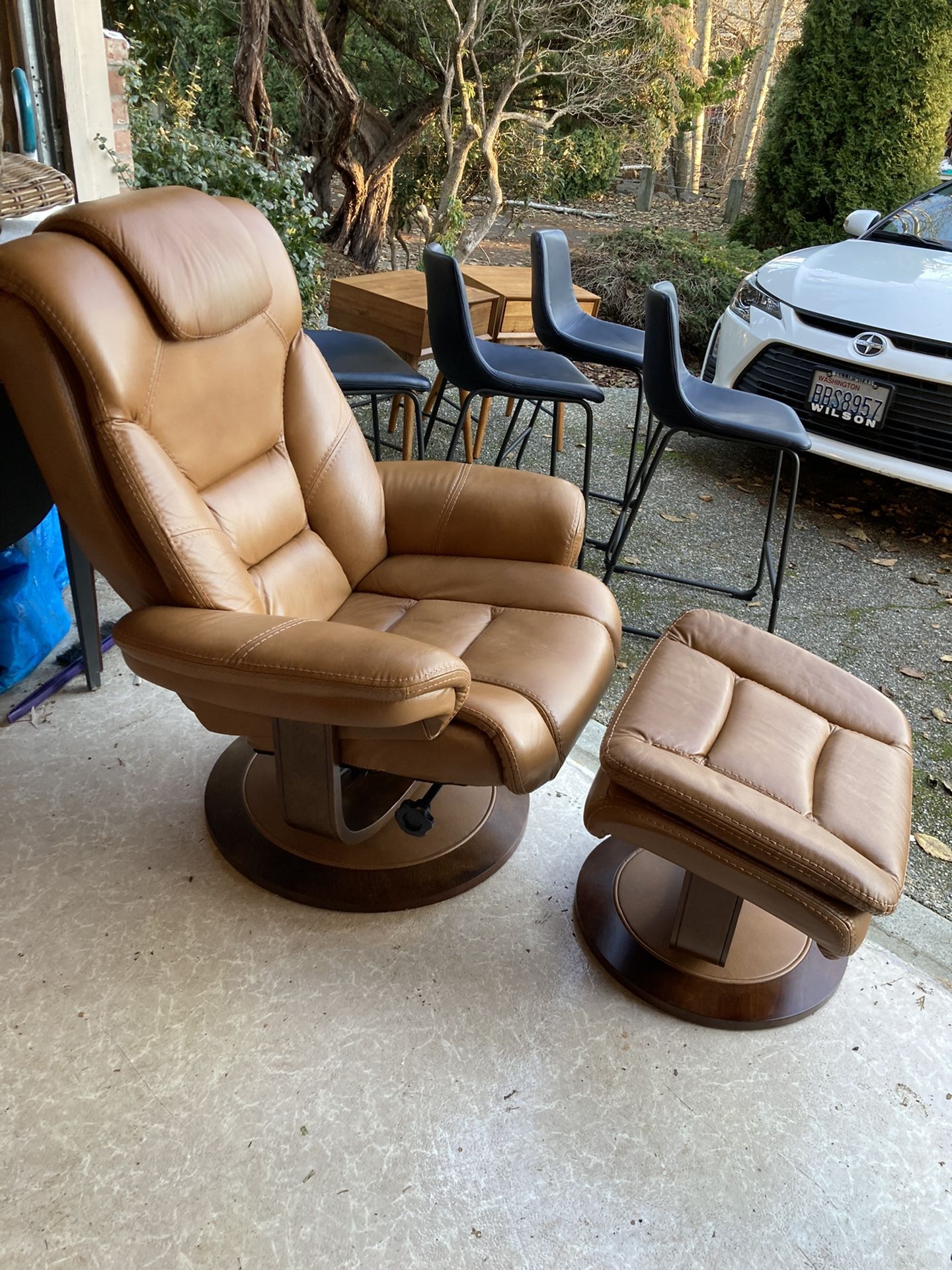 MACYS FARINGDON REAL LEATHER EURO STRESSLESS SWIVEL RECLINER Chair