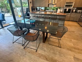 Beautiful contemporary dining set in excellent condition.