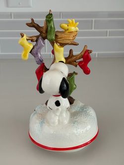 Vintage 1980 Schmid Peanuts Snoopy “Waiting For Santa” Music Box Plays Oh Christmas Tree