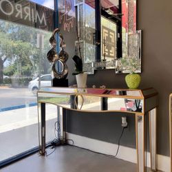 CONSOLE TABLE MIRRORED GOLD DETAILS