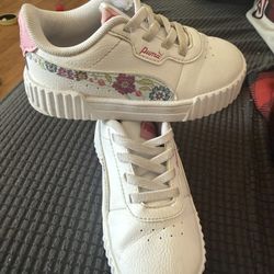 Girl Pumas Size 7c