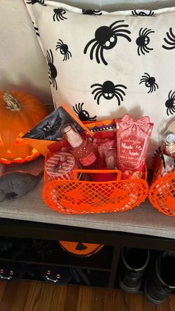 Both for $20🎃👻🧙💀☠️Adult and child Halloween baskets 🎃🧙☠️👻💀