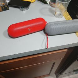 Beats Pill Stereo Set