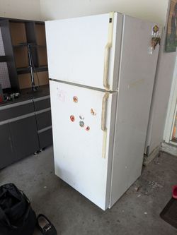 Free: Hotpoint refrigerator