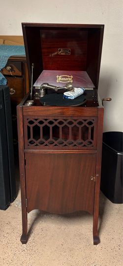 photograph with lots of records one-sided Sonora photograph with lots of records one-sided