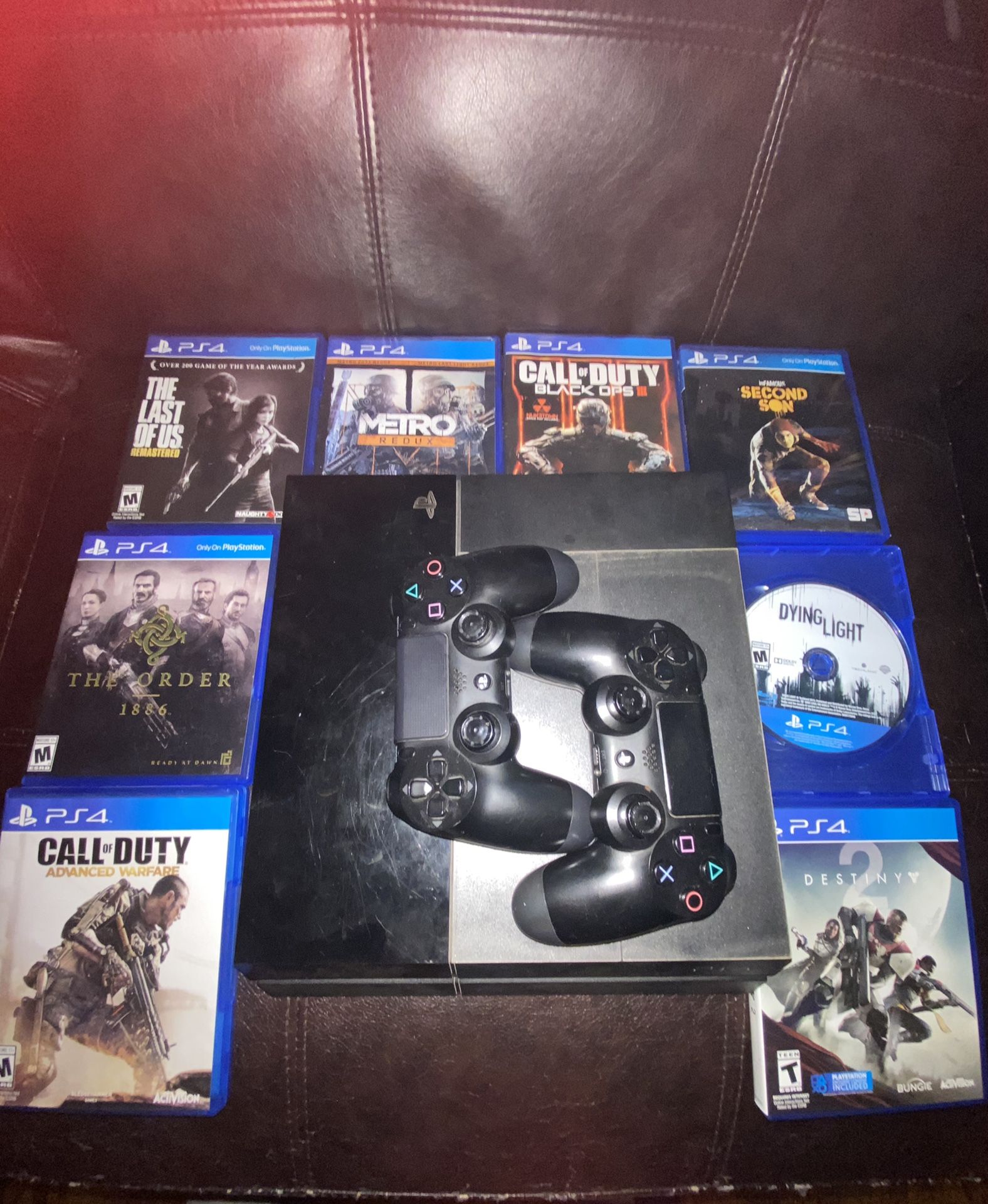 PS4 with 2 controllers and 8 games !!!