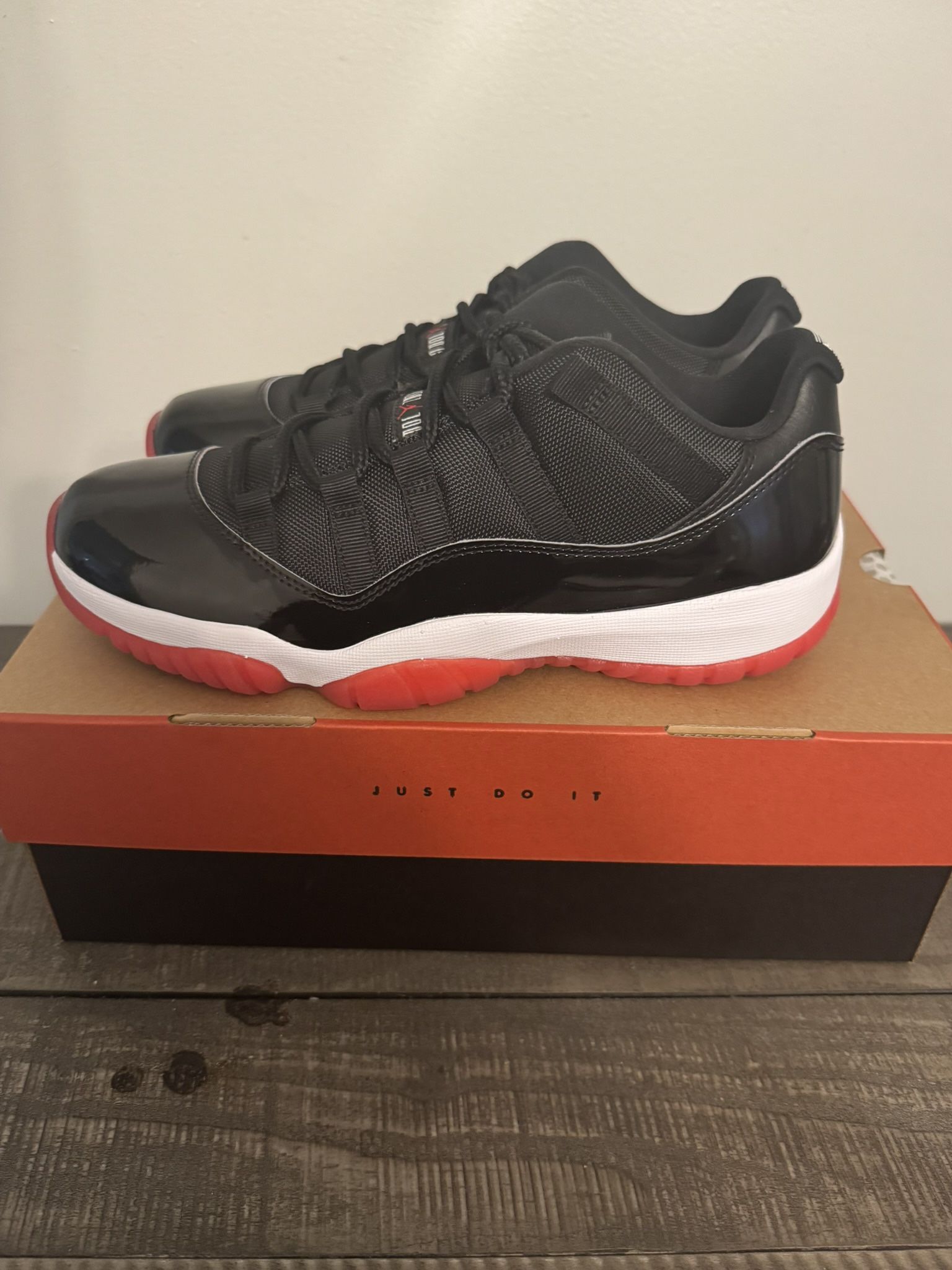 Jordan Bred Low 11s Size 9.5