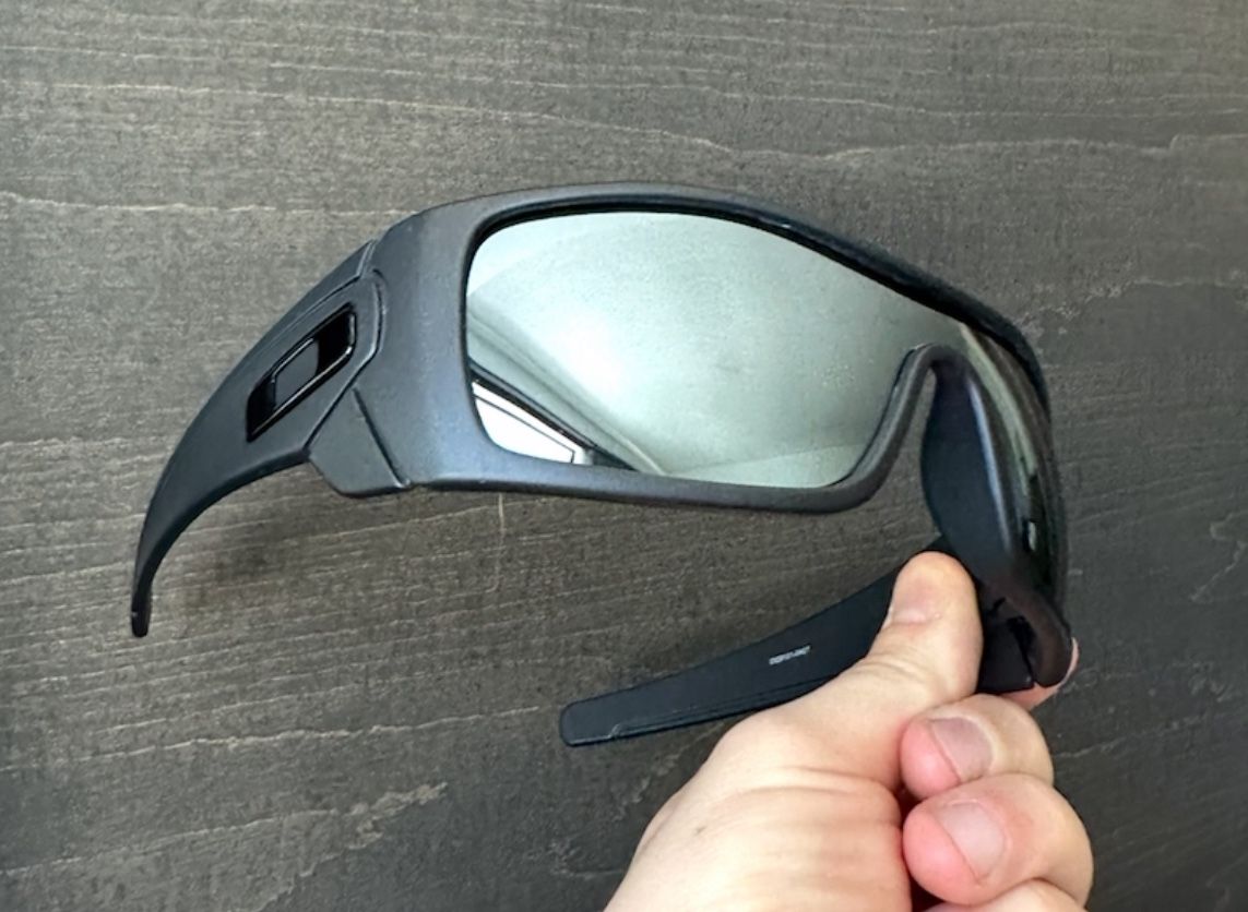 ‘2️⃣6️⃣🥳 New Oakleys Box, Pouch Cloth All Included🥂