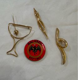Vintage Gold Tone Brooch Pin Lot & Bacardi Button – 4 Pieces