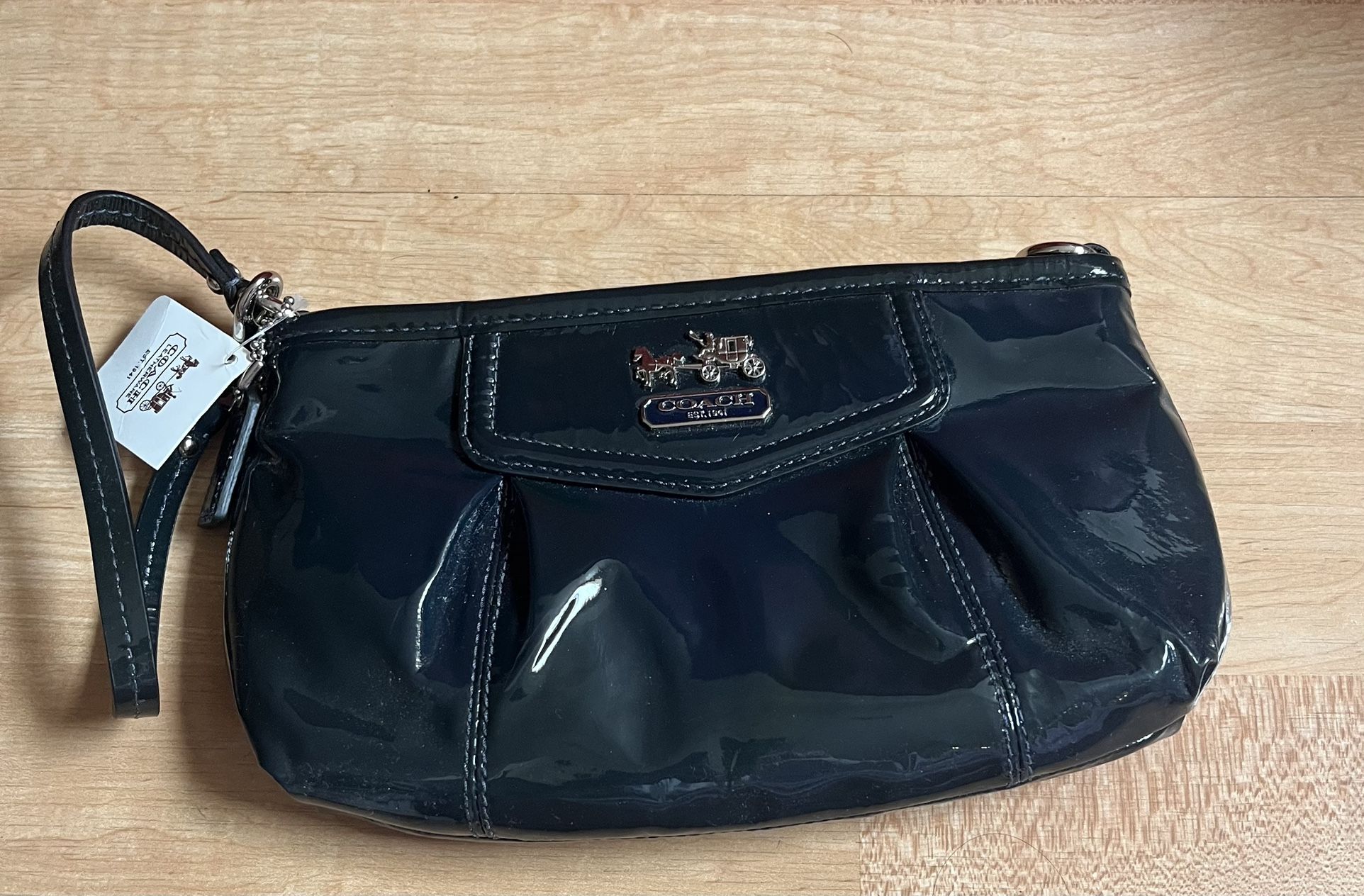 BRAND NEW w/tag! Coach Patent Leather Wristlet 