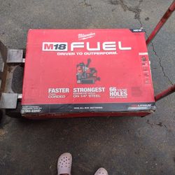 Milwaukee Lineman Magnetic Drill Kit 